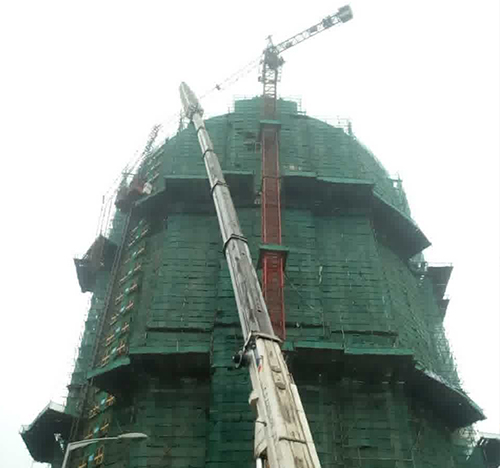 海州吊车在工地上作业